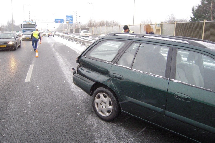 Ongeval door sneeuw A44 18,5 Leiden